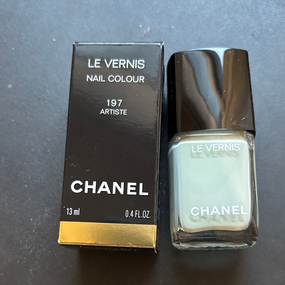 CHANEL Le Vernis Nail Colour 197 Artiste Pale Green Color. Brand new